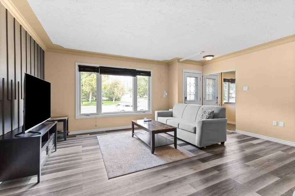 MLS® A2257283 - 341 12 Street NE in Northeast Crescent Heights Medicine Hat, Residential