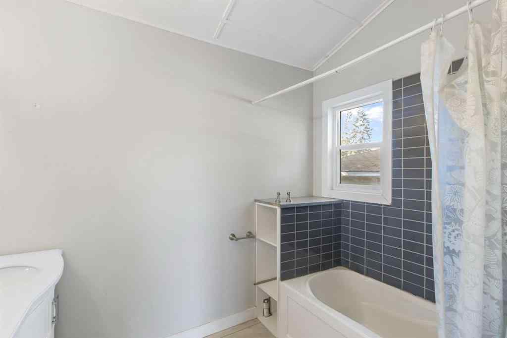 MLS® A2257295 - 4 Heston Street NW in Highwood Calgary, Residential