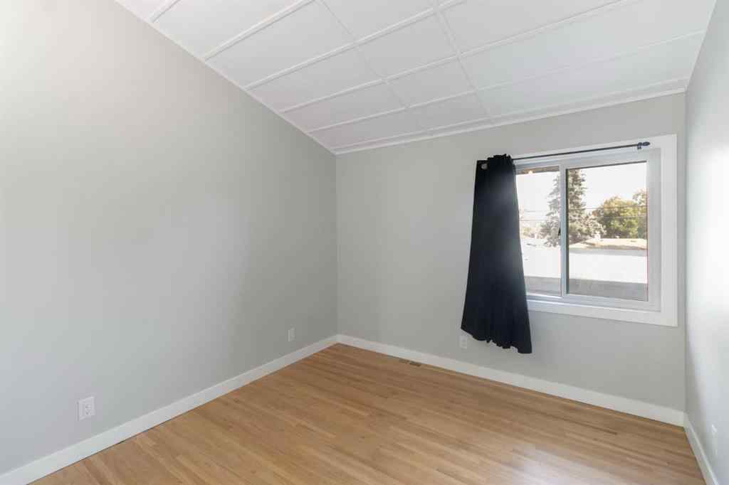 MLS® A2257295 - 4 Heston Street NW in Highwood Calgary, Residential