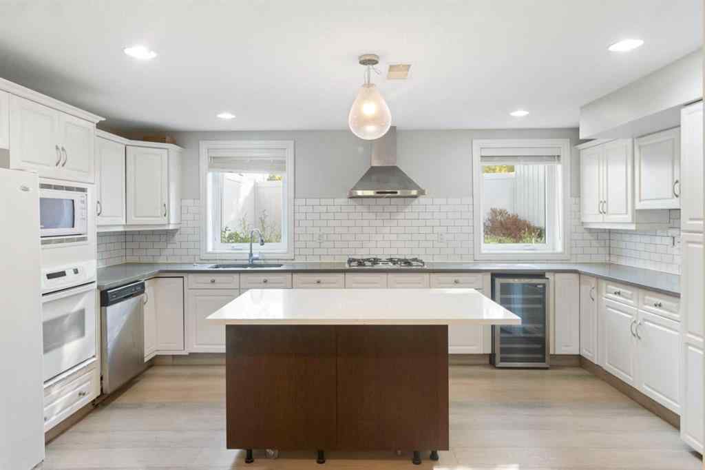 MLS® A2257295 - 4 Heston Street NW in Highwood Calgary, Residential