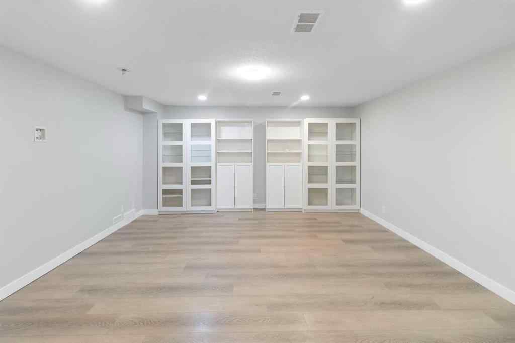 MLS® A2257295 - 4 Heston Street NW in Highwood Calgary, Residential