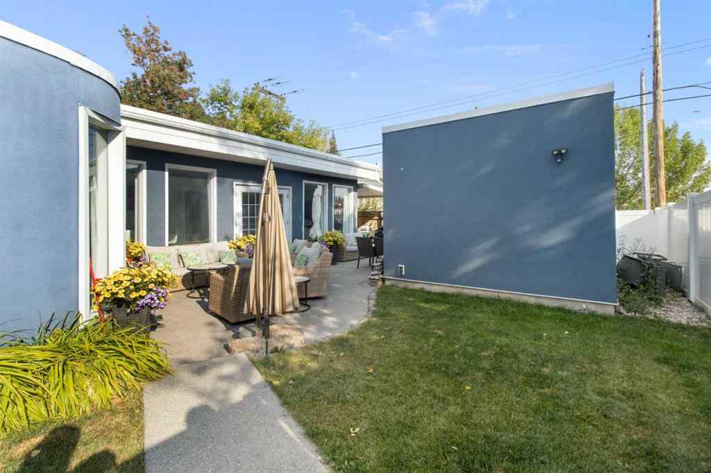 MLS® A2257295 - 4 Heston Street NW in Highwood Calgary, Residential