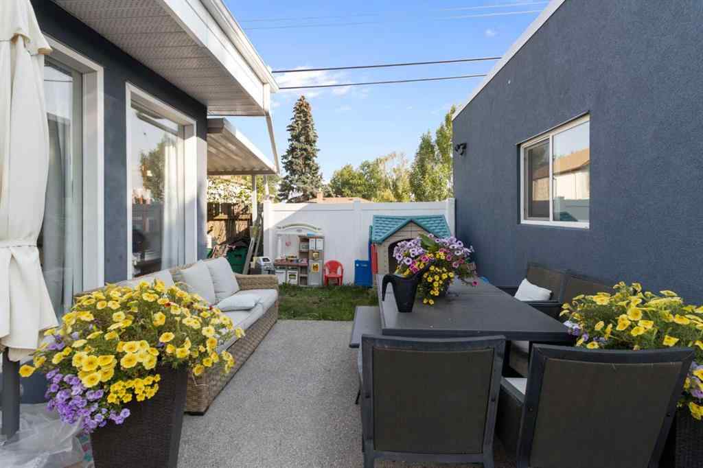 MLS® A2257295 - 4 Heston Street NW in Highwood Calgary, Residential