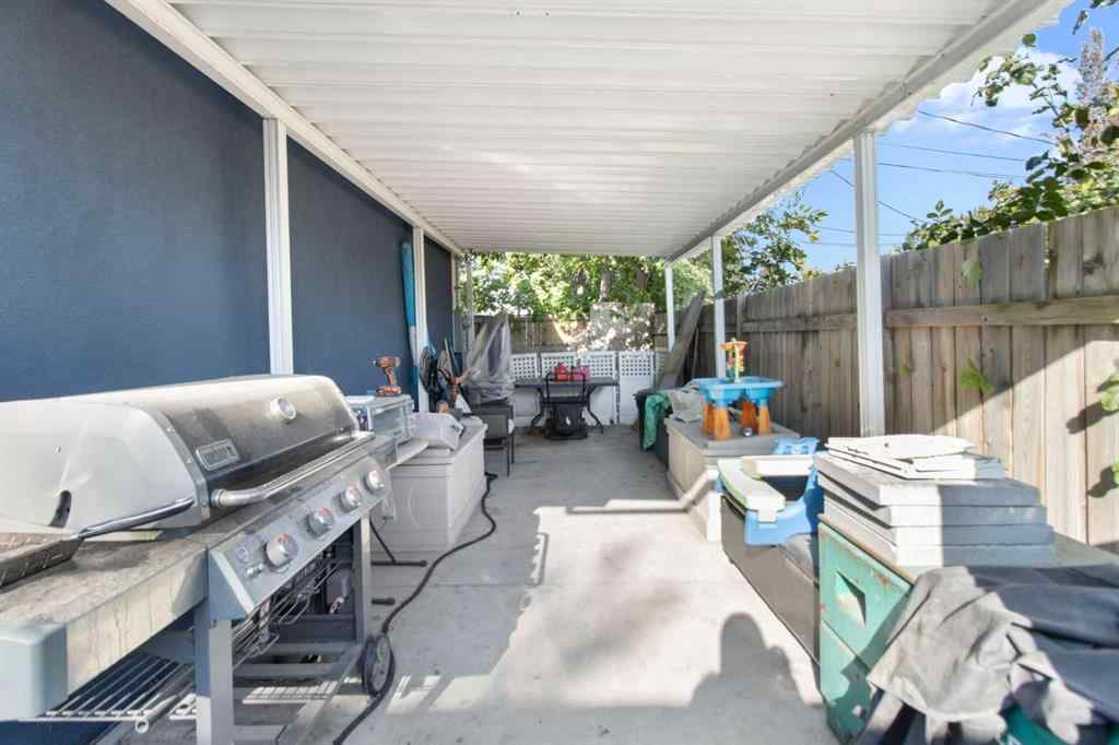 MLS® A2257295 - 4 Heston Street NW in Highwood Calgary, Residential