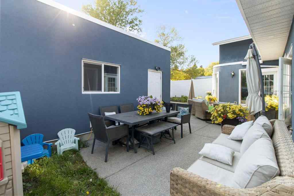 MLS® A2257295 - 4 Heston Street NW in Highwood Calgary, Residential