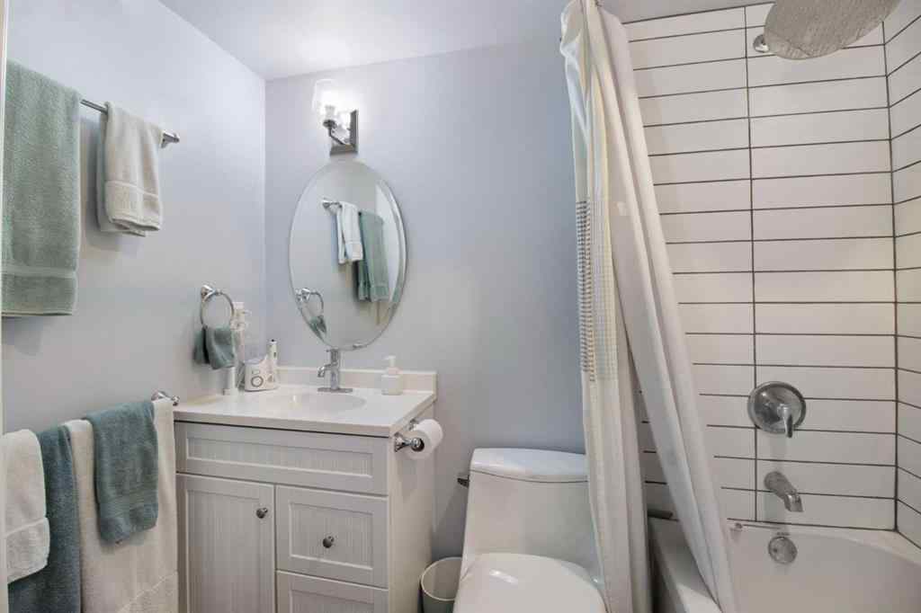MLS® A2257295 - 4 Heston Street NW in Highwood Calgary, Residential