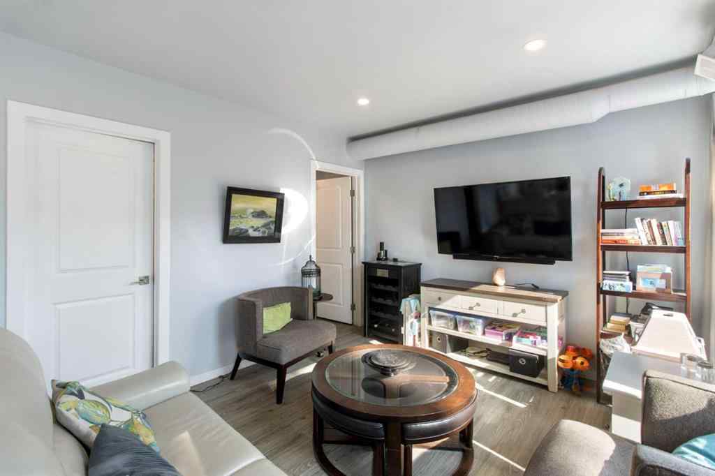 MLS® A2257295 - 4 Heston Street NW in Highwood Calgary, Residential