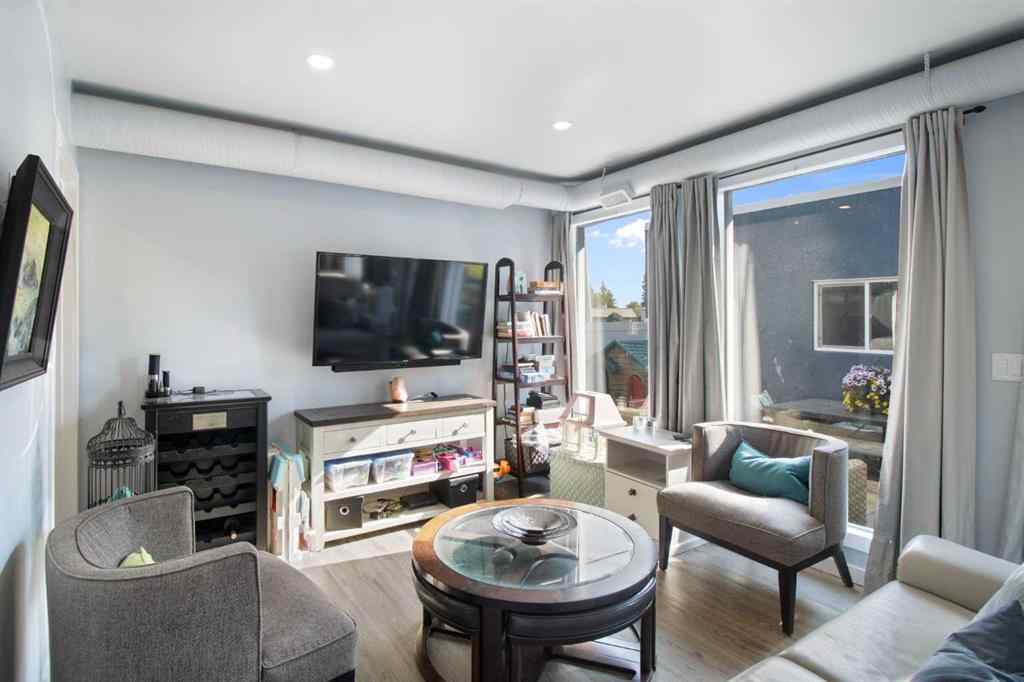 MLS® A2257295 - 4 Heston Street NW in Highwood Calgary, Residential