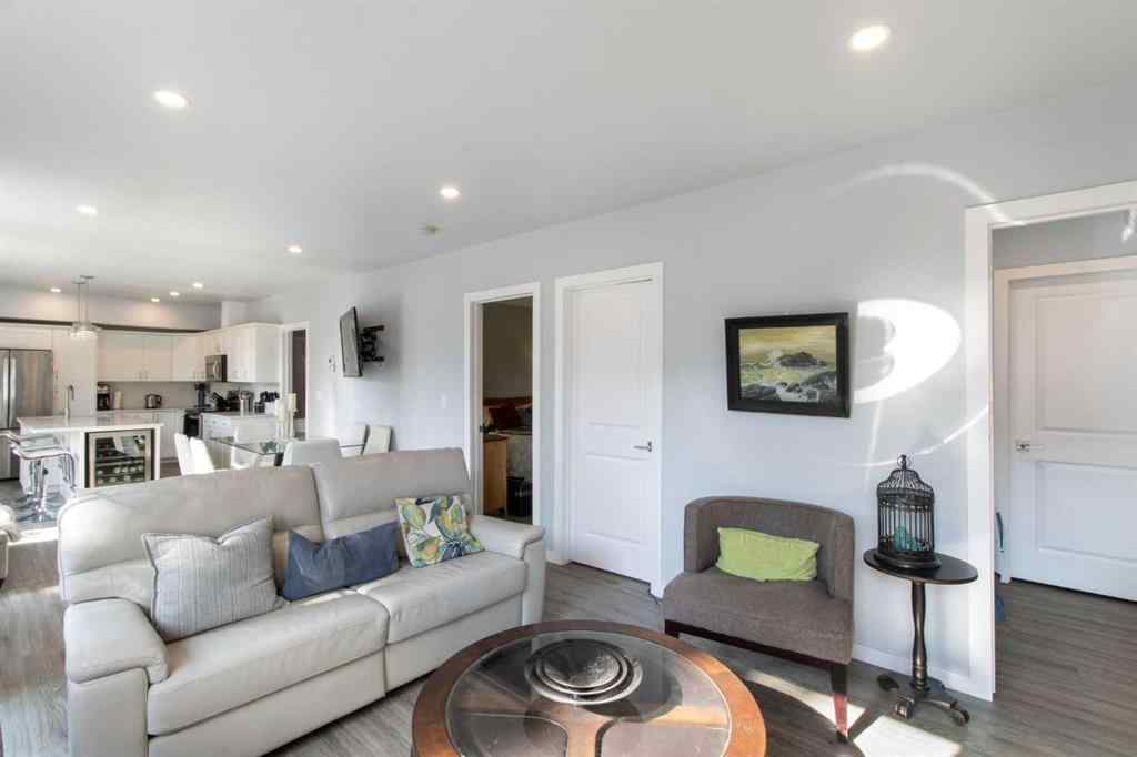 MLS® A2257295 - 4 Heston Street NW in Highwood Calgary, Residential
