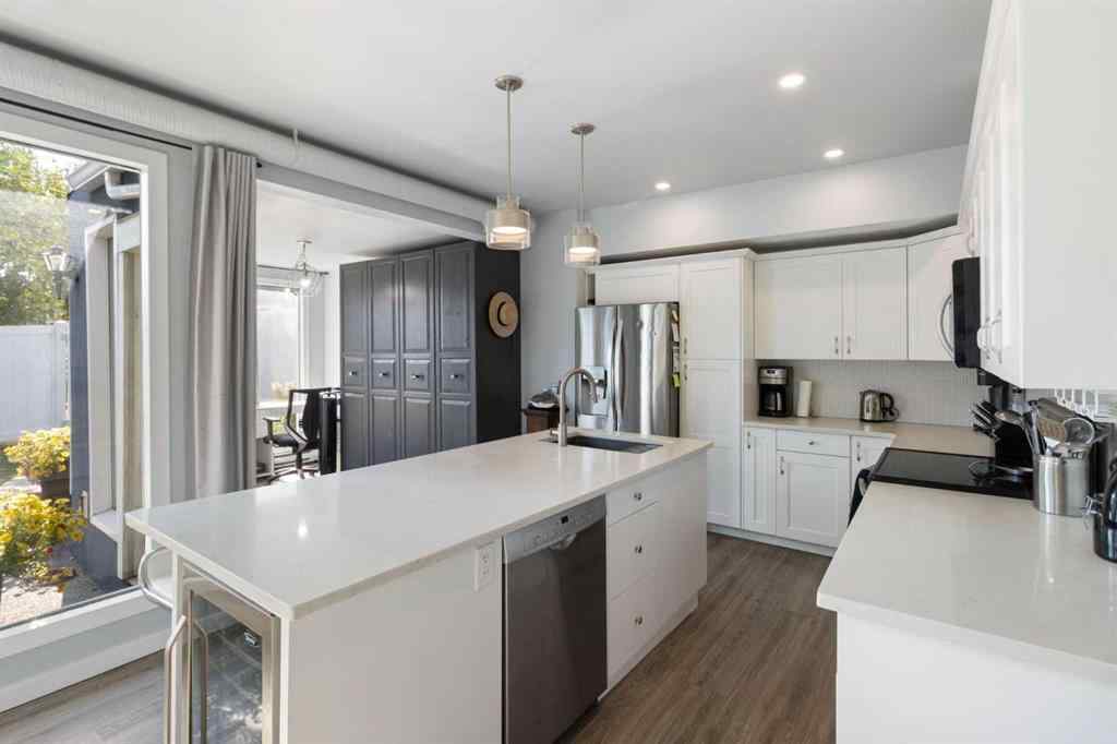 MLS® A2257295 - 4 Heston Street NW in Highwood Calgary, Residential