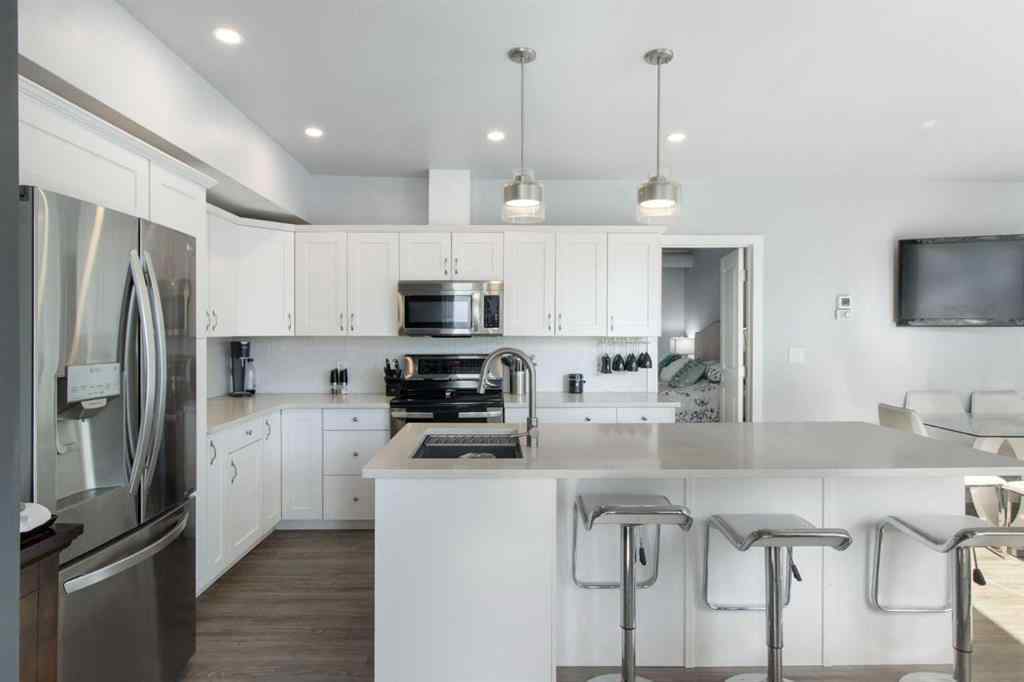 MLS® A2257295 - 4 Heston Street NW in Highwood Calgary, Residential