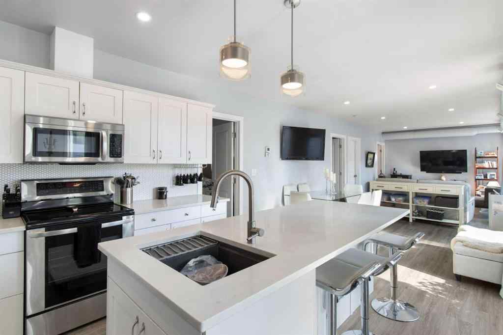 MLS® A2257295 - 4 Heston Street NW in Highwood Calgary, Residential