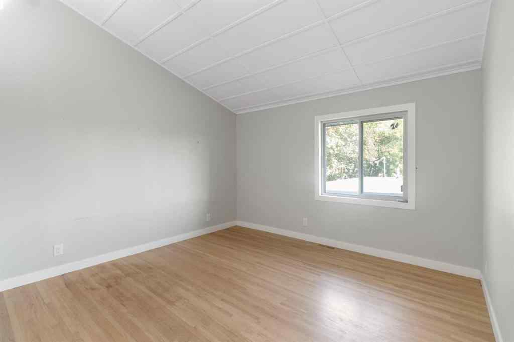 MLS® A2257295 - 4 Heston Street NW in Highwood Calgary, Residential