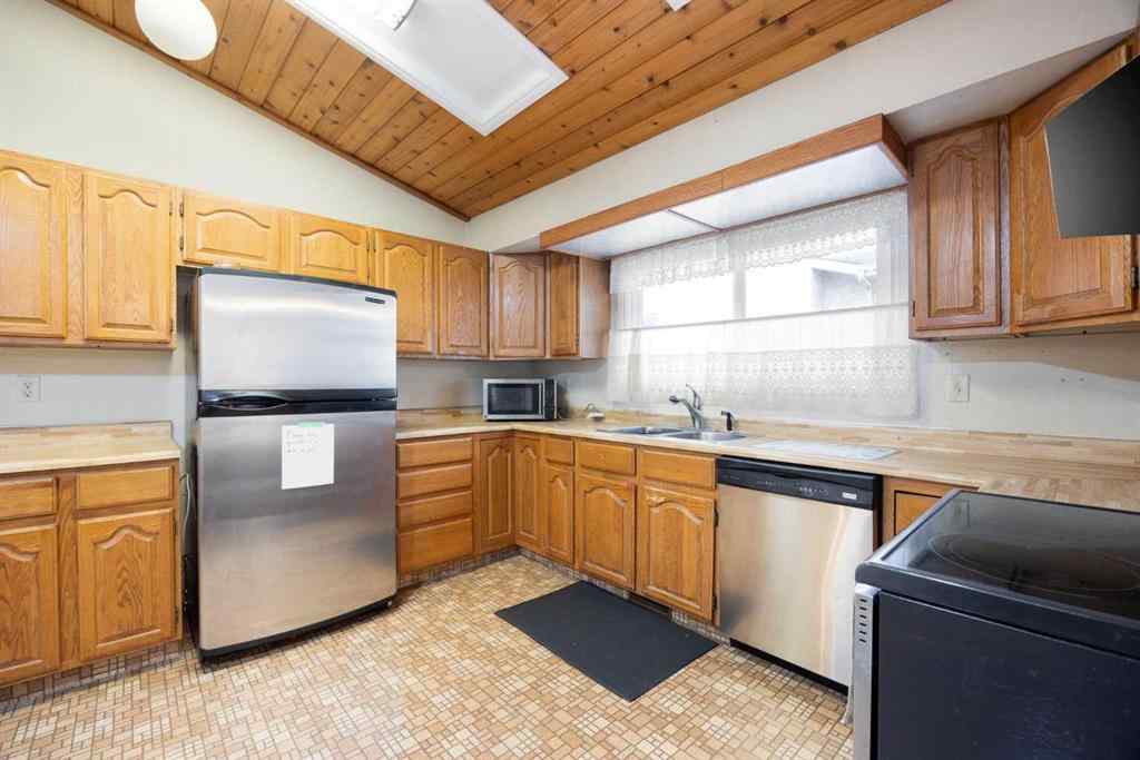 MLS® A2257356 - 206 Leigh Crescent  in Dickinsfield Fort McMurray, Residential