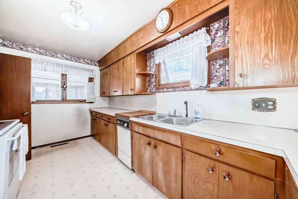 MLS® A2257370 - 916 38 Street SE in Forest Lawn Calgary, Residential