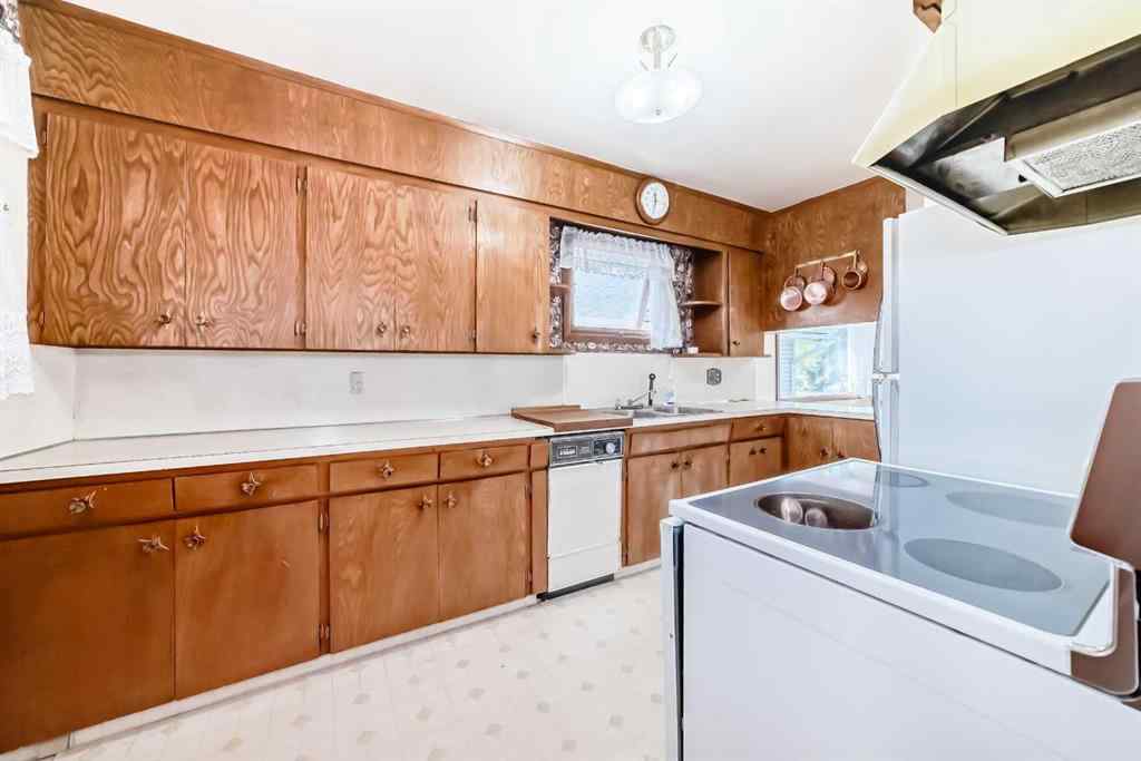 MLS® A2257370 - 916 38 Street SE in Forest Lawn Calgary, Residential