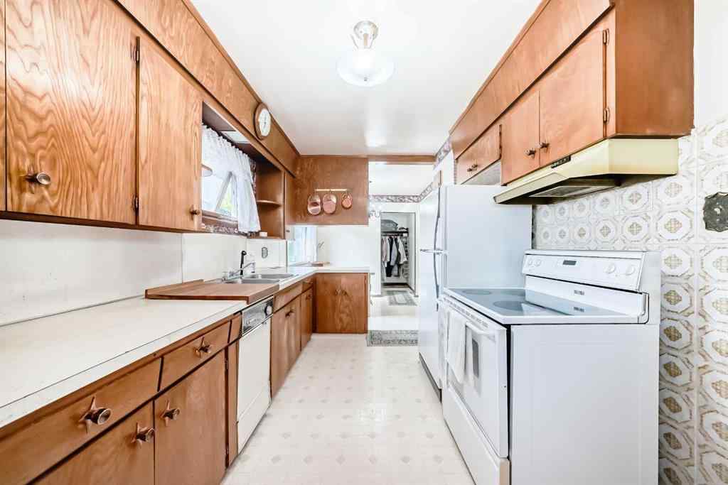 MLS® A2257370 - 916 38 Street SE in Forest Lawn Calgary, Residential