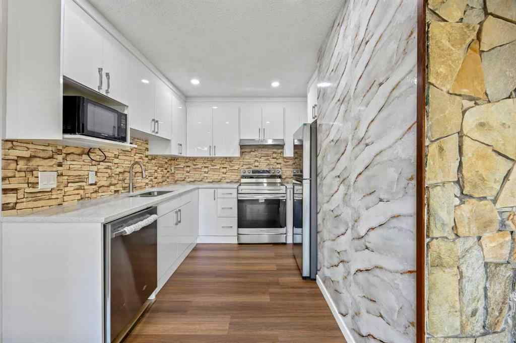 MLS® A2257487 - 6419 28 Avenue NE in Pineridge Calgary, Residential