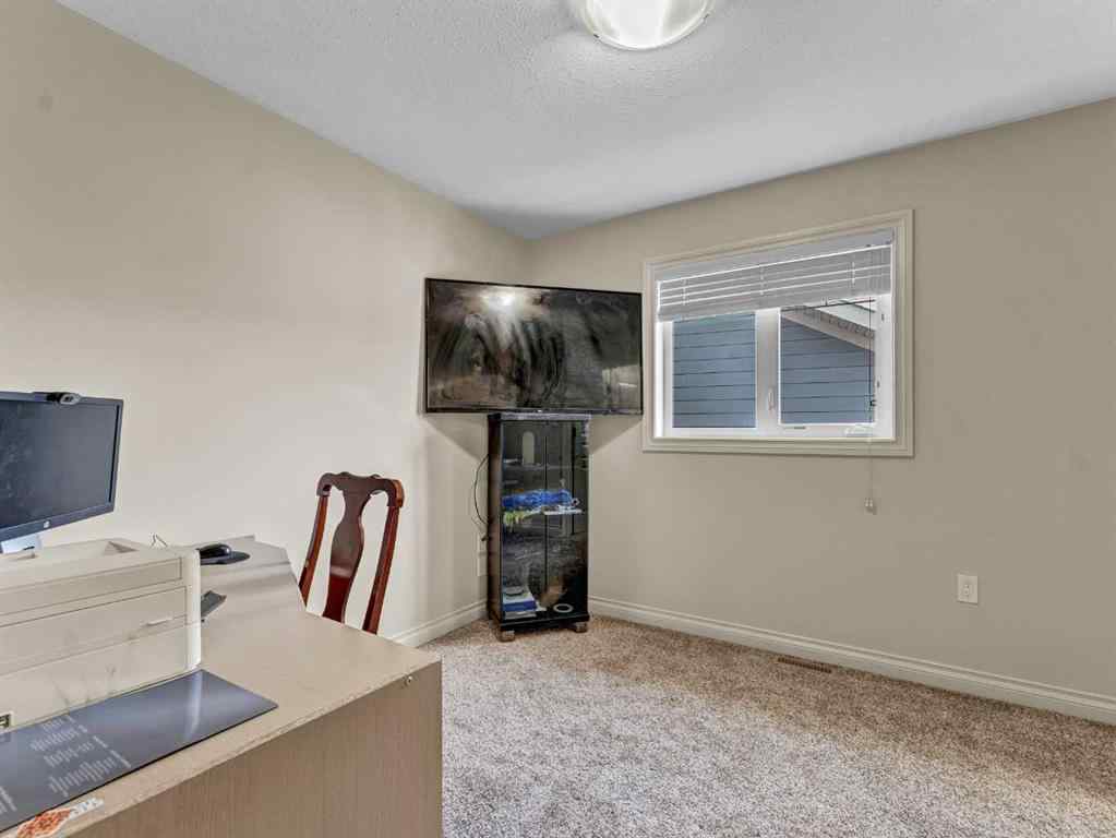 MLS® A2257494 - 592 Vista Drive SE in SE Southridge Medicine Hat, Residential