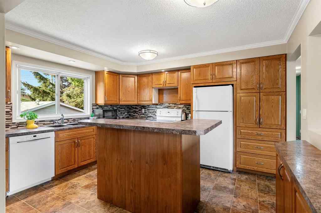 MLS® A2257498 - 1364 Lake Michigan Crescent SE in Bonavista Downs Calgary, Residential