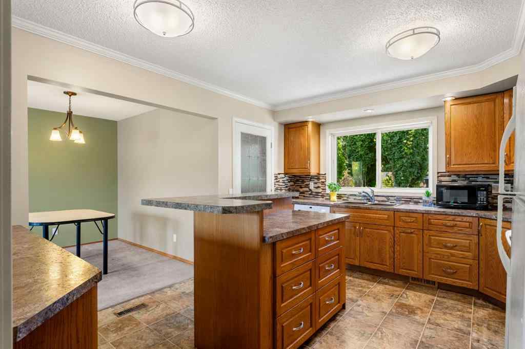 MLS® A2257498 - 1364 Lake Michigan Crescent SE in Bonavista Downs Calgary, Residential