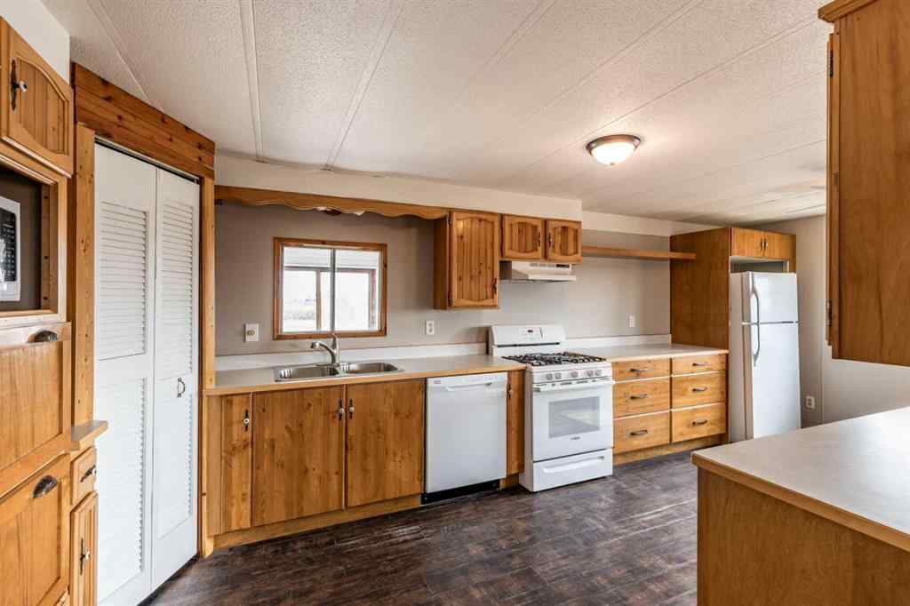 MLS® A2257536 - 7502 Old TransCanada Highway  in NONE Rural Cypress County, Residential