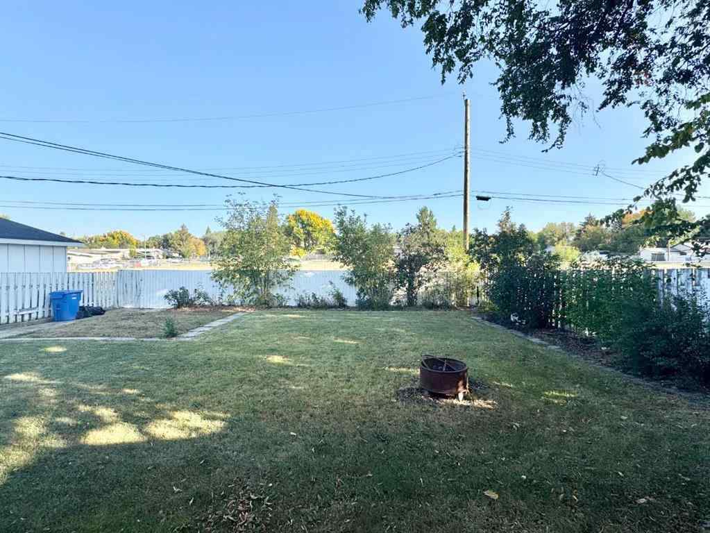 MLS® A2257587 - 809 11 Avenue S in Fleetwood Lethbridge, Residential