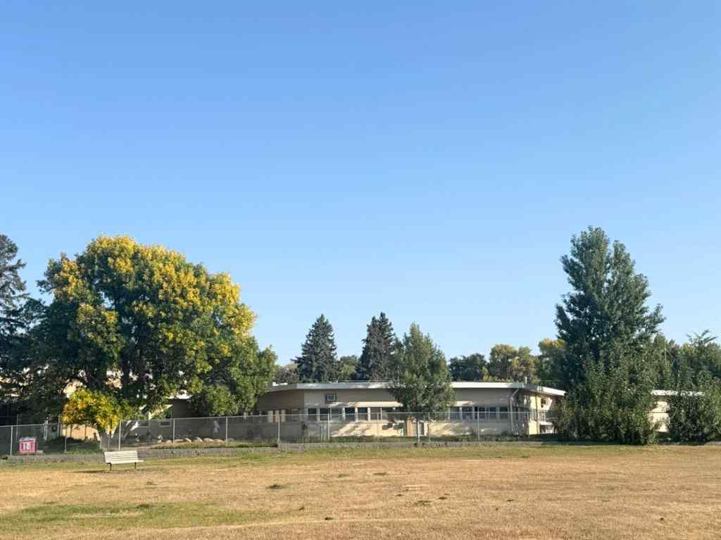 MLS® A2257587 - 809 11 Avenue S in Fleetwood Lethbridge, Residential