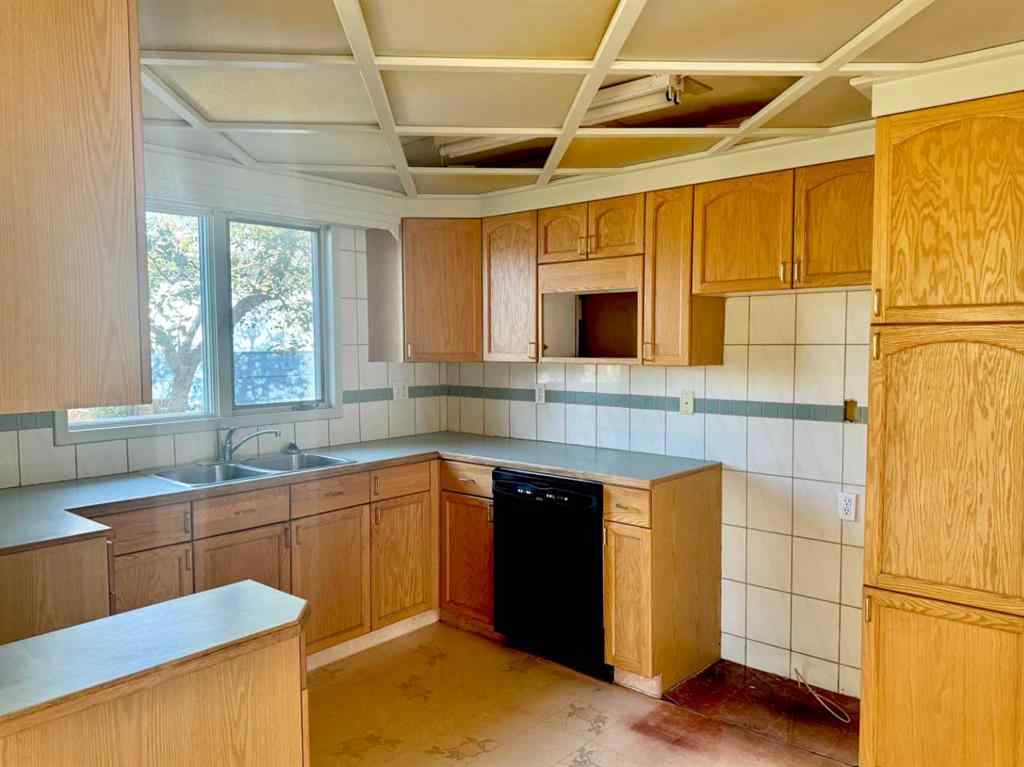 MLS® A2257587 - 809 11 Avenue S in Fleetwood Lethbridge, Residential