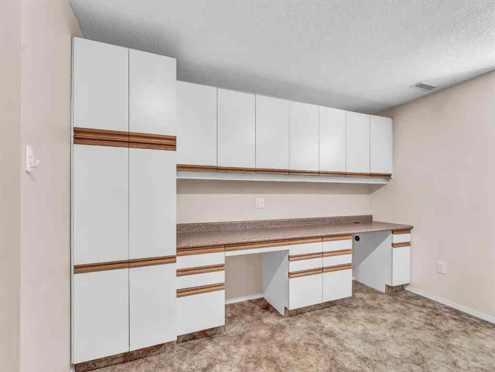 MLS® A2257590 - 10 Park Meadows Place SE in Southview-Park Meadows Medicine Hat, Residential