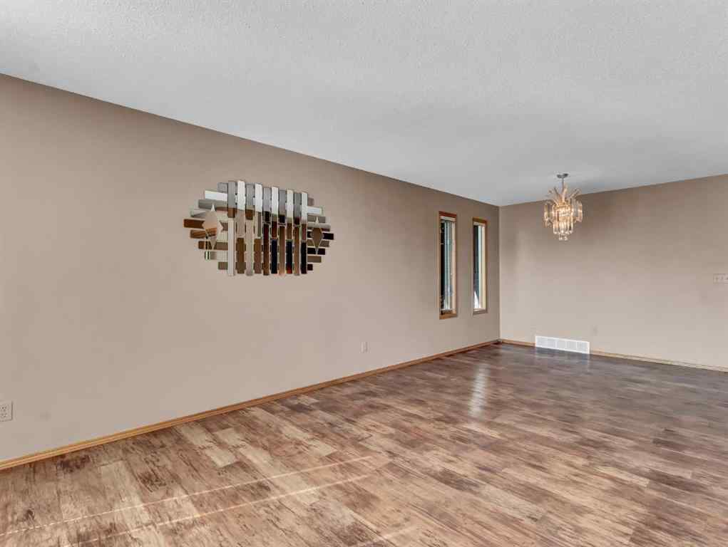 MLS® A2257590 - 10 Park Meadows Place SE in Southview-Park Meadows Medicine Hat, Residential