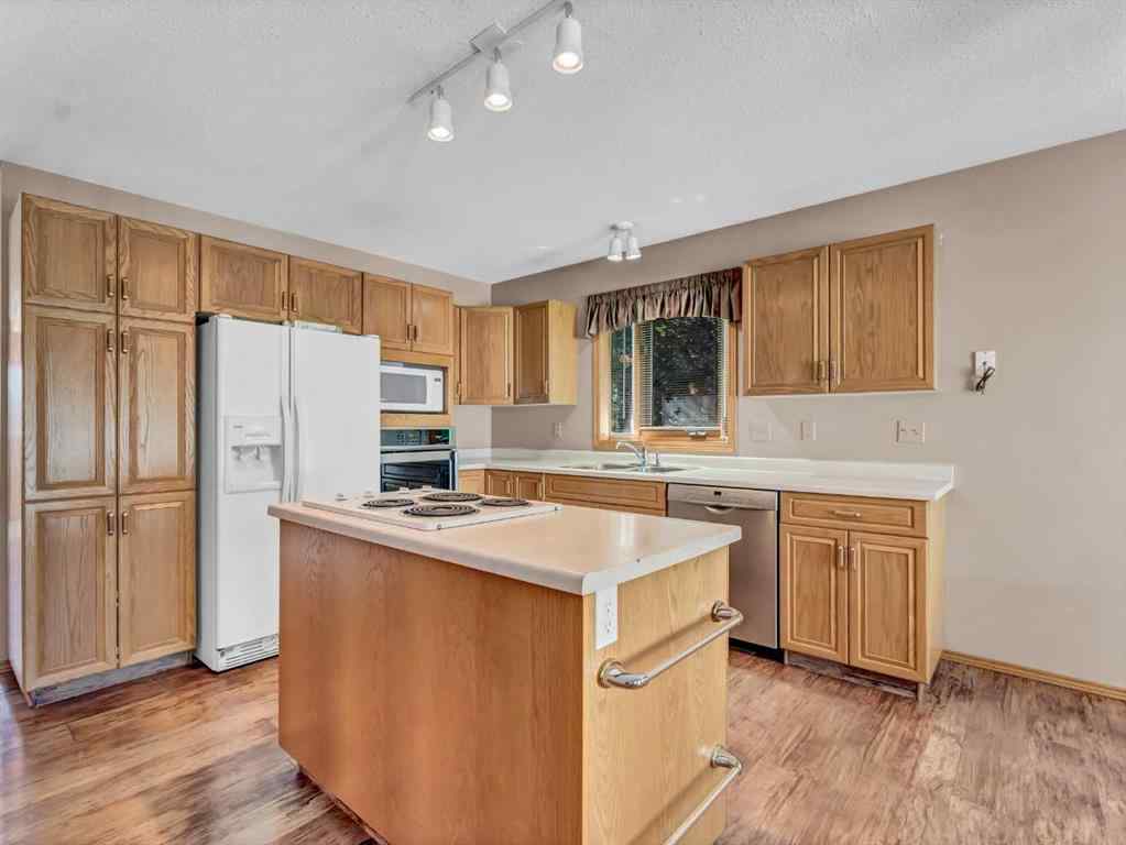 MLS® A2257590 - 10 Park Meadows Place SE in Southview-Park Meadows Medicine Hat, Residential