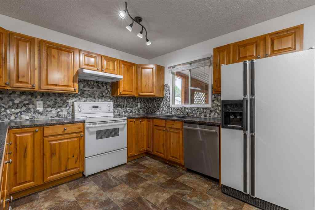 MLS® A2257604 - 51 Temple Boulevard W in Varsity Village Lethbridge, Residential