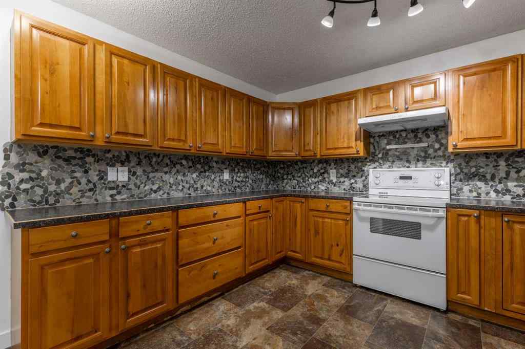 MLS® A2257604 - 51 Temple Boulevard W in Varsity Village Lethbridge, Residential