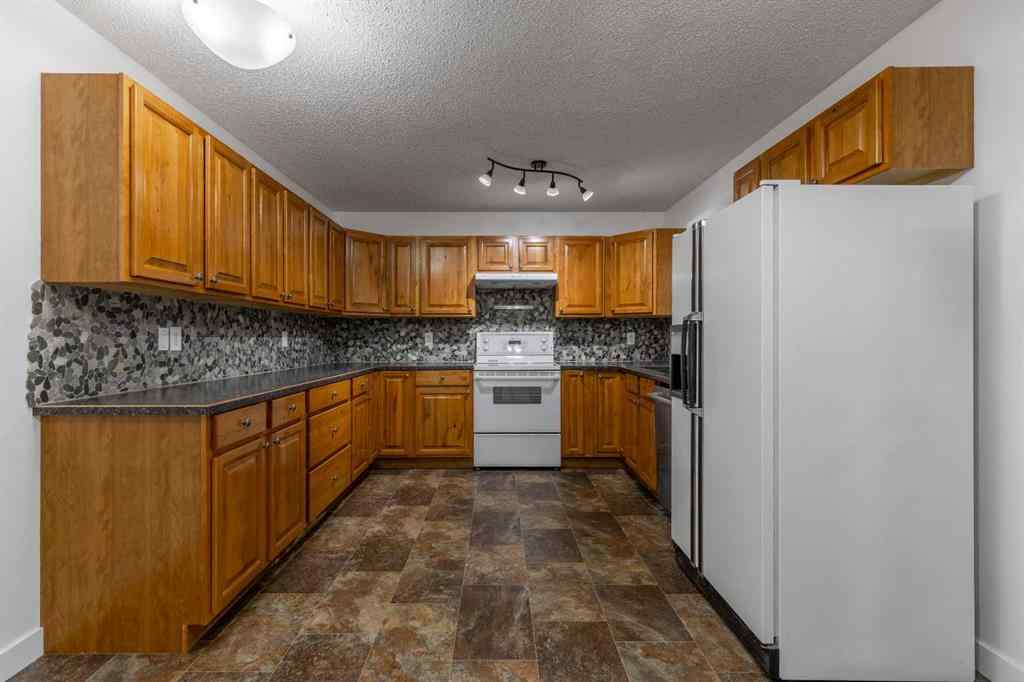 MLS® A2257604 - 51 Temple Boulevard W in Varsity Village Lethbridge, Residential