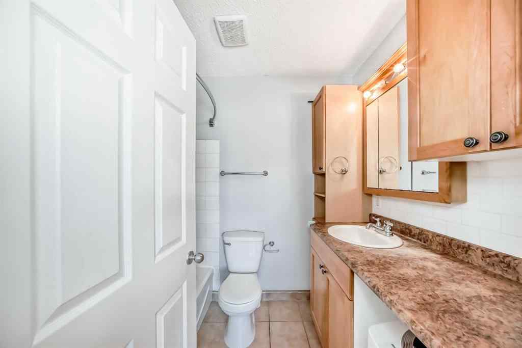 MLS® A2257618 - Unit #301 4512 75 Street NW in Bowness Calgary, Residential