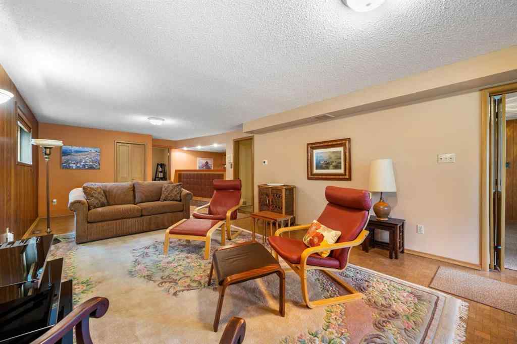 MLS® A2257647 - 10 Varsville Place NW in Varsity Calgary, Residential
