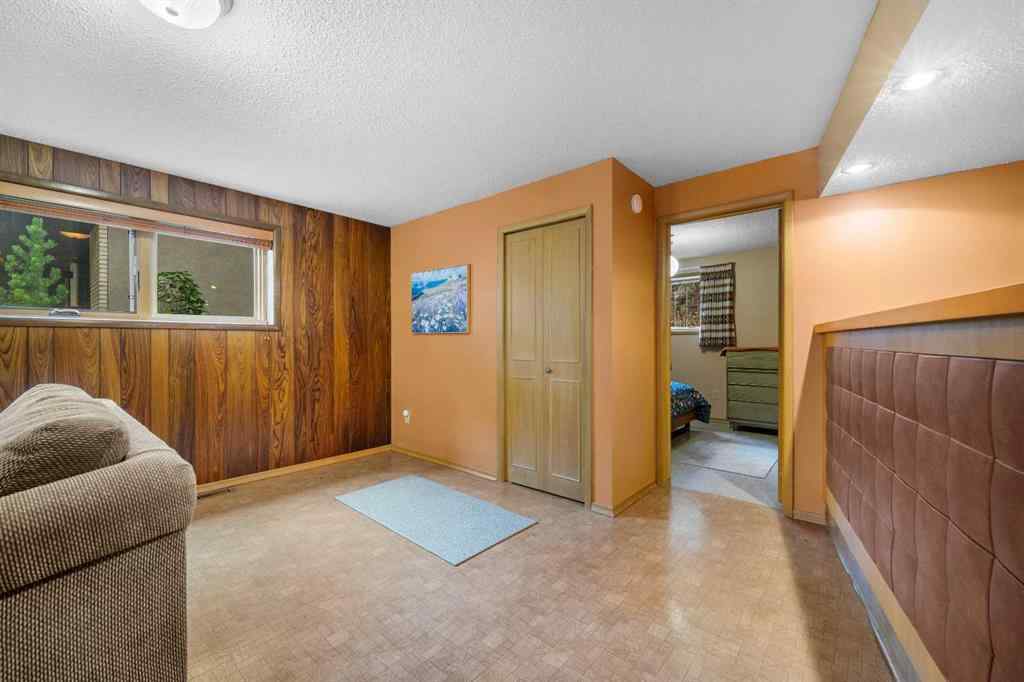 MLS® A2257647 - 10 Varsville Place NW in Varsity Calgary, Residential