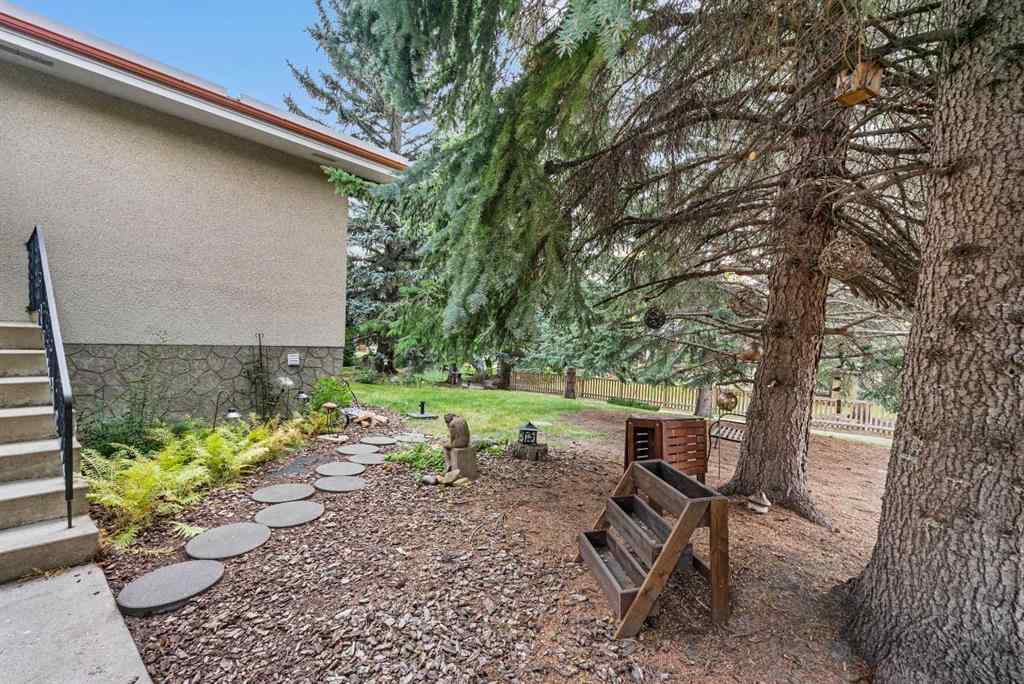 MLS® A2257647 - 10 Varsville Place NW in Varsity Calgary, Residential