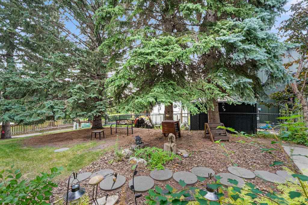 MLS® A2257647 - 10 Varsville Place NW in Varsity Calgary, Residential