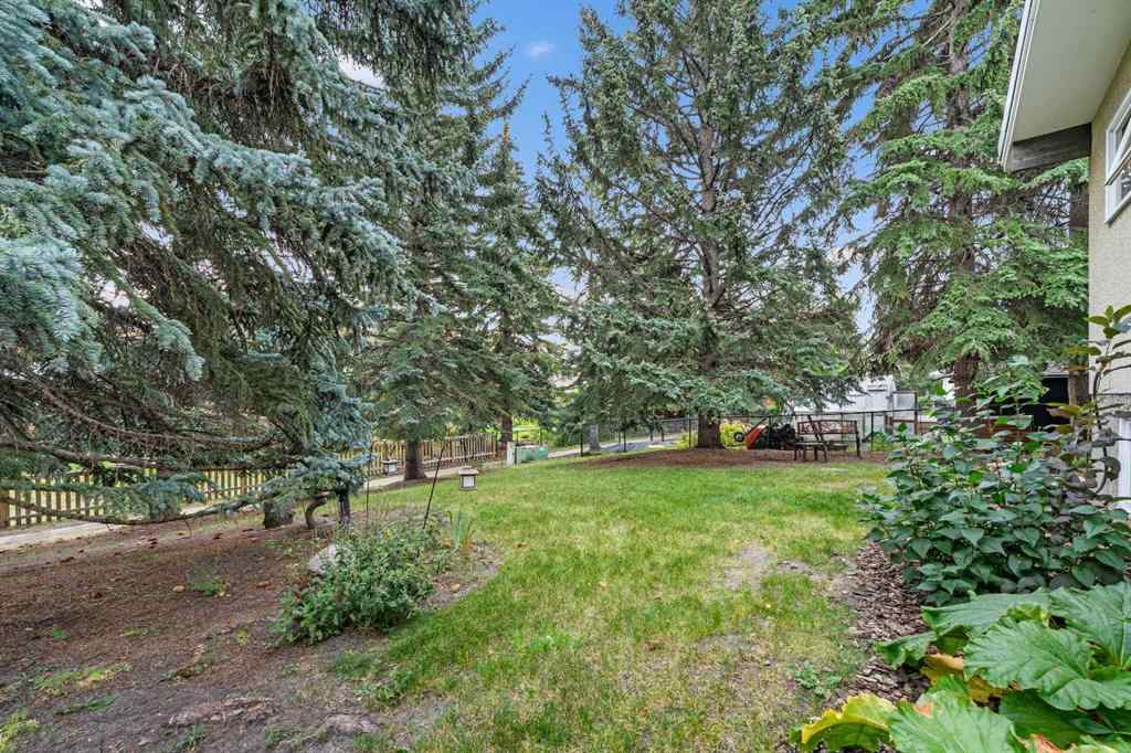 MLS® A2257647 - 10 Varsville Place NW in Varsity Calgary, Residential