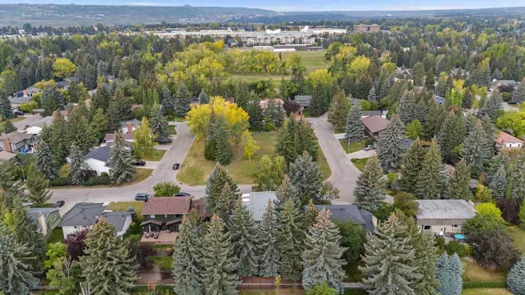 MLS® A2257647 - 10 Varsville Place NW in Varsity Calgary, Residential