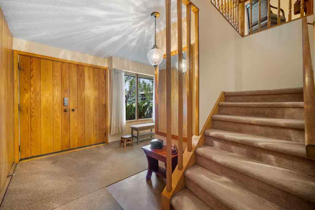 MLS® A2257647 - 10 Varsville Place NW in Varsity Calgary, Residential