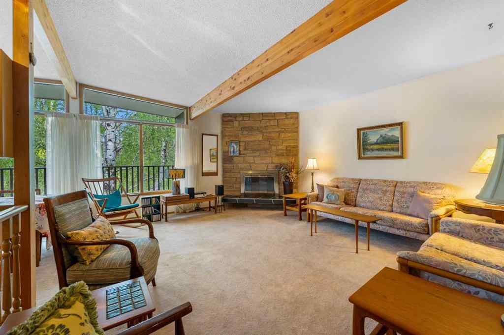 MLS® A2257647 - 10 Varsville Place NW in Varsity Calgary, Residential