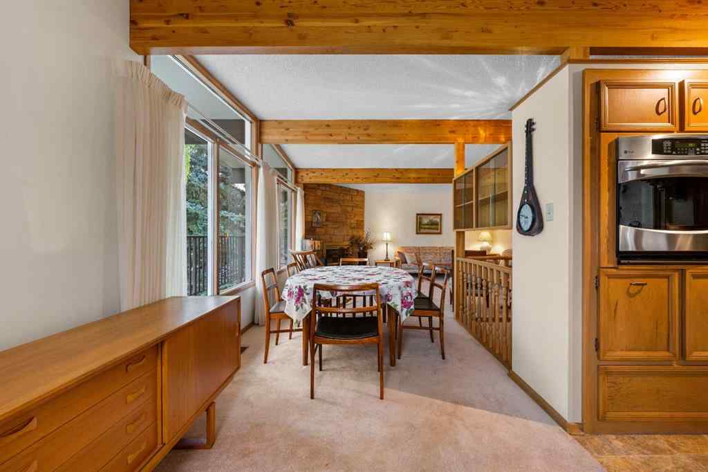 MLS® A2257647 - 10 Varsville Place NW in Varsity Calgary, Residential