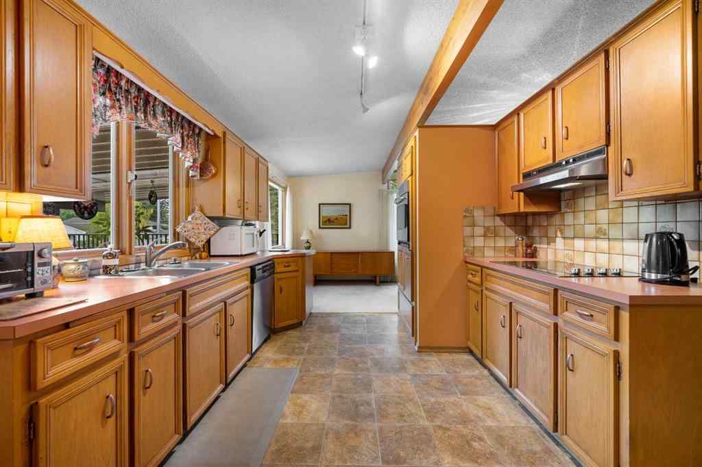 MLS® A2257647 - 10 Varsville Place NW in Varsity Calgary, Residential
