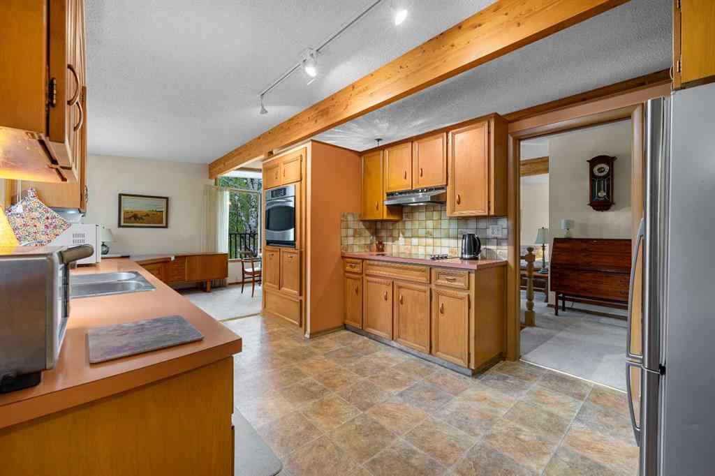 MLS® A2257647 - 10 Varsville Place NW in Varsity Calgary, Residential