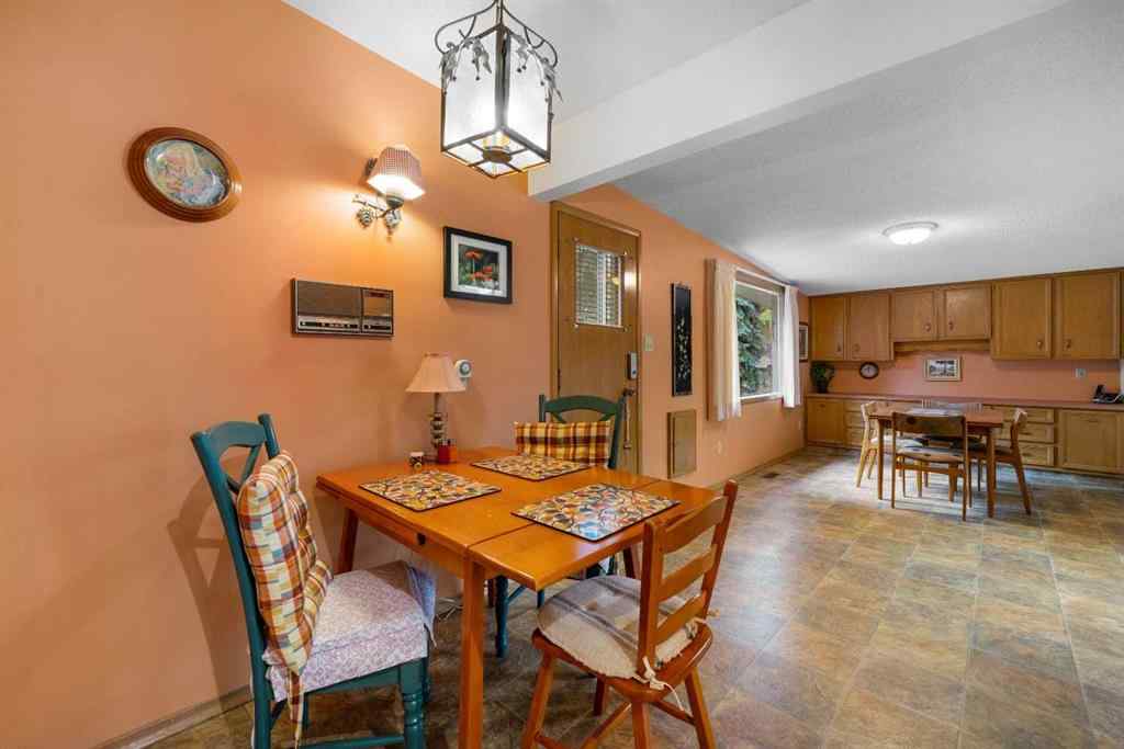 MLS® A2257647 - 10 Varsville Place NW in Varsity Calgary, Residential