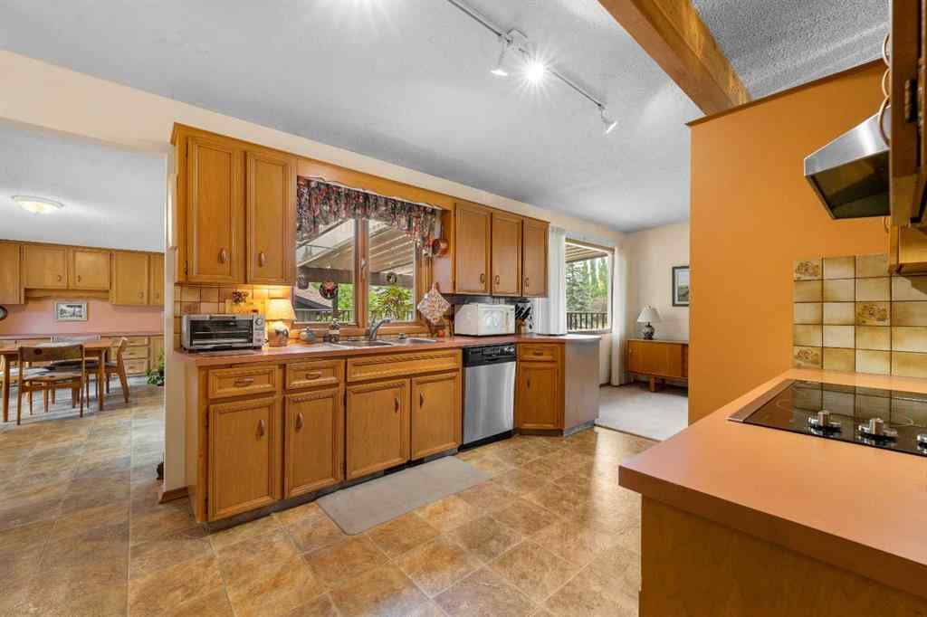 MLS® A2257647 - 10 Varsville Place NW in Varsity Calgary, Residential