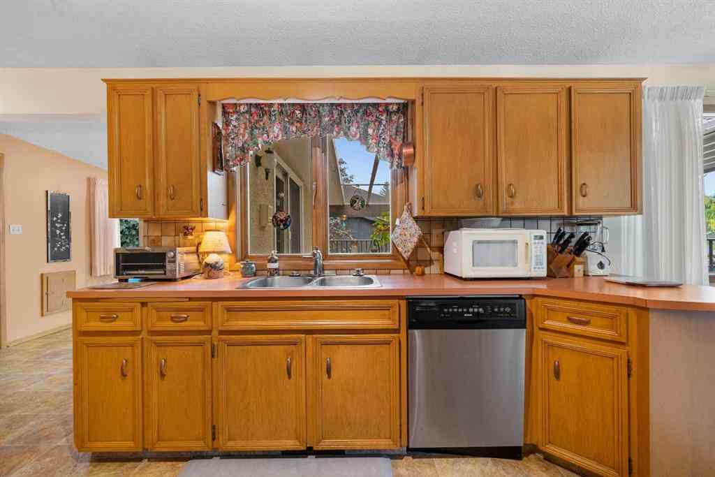 MLS® A2257647 - 10 Varsville Place NW in Varsity Calgary, Residential